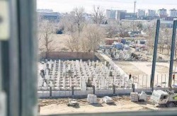 花500万买绿地洋房窗外30米有几百座公墓想想都害怕金地西湖春晓楼盘周围不利因素